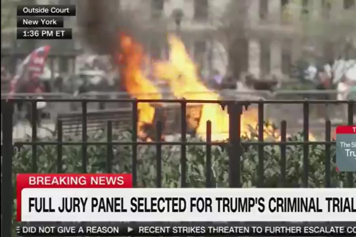 Vídeo: Homem ateia fogo no próprio corpo em frente ao tribunal que acontece julgamento de Trump