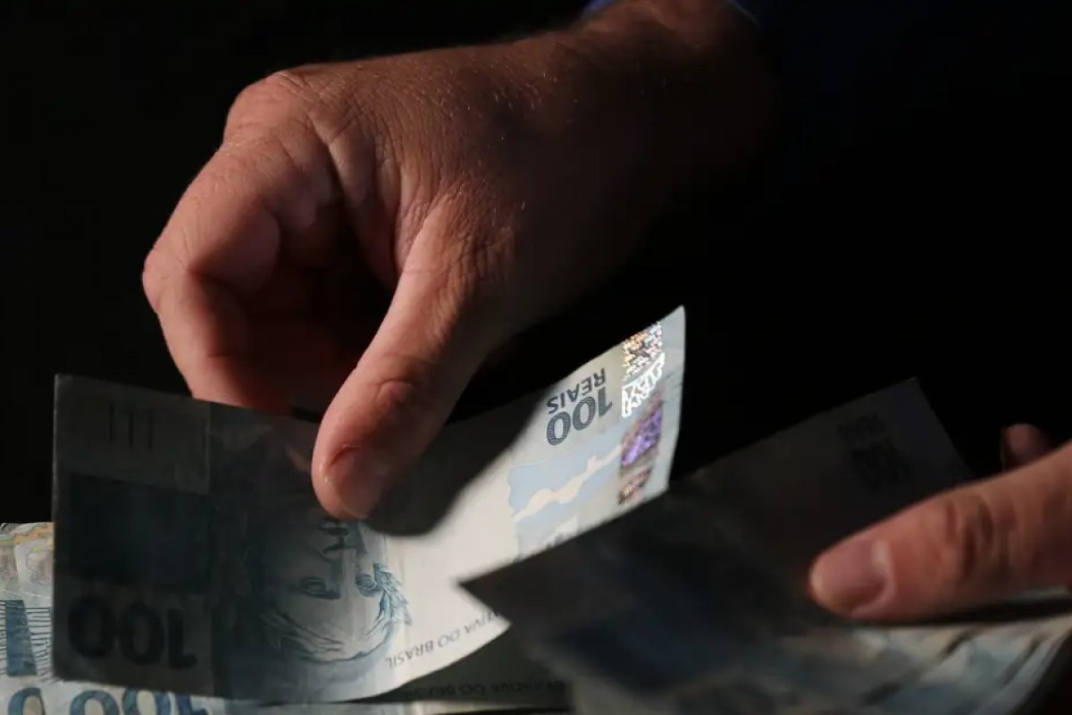 Governo Lula amplia proposta de reajuste para 9,5% para servidores federais da educação