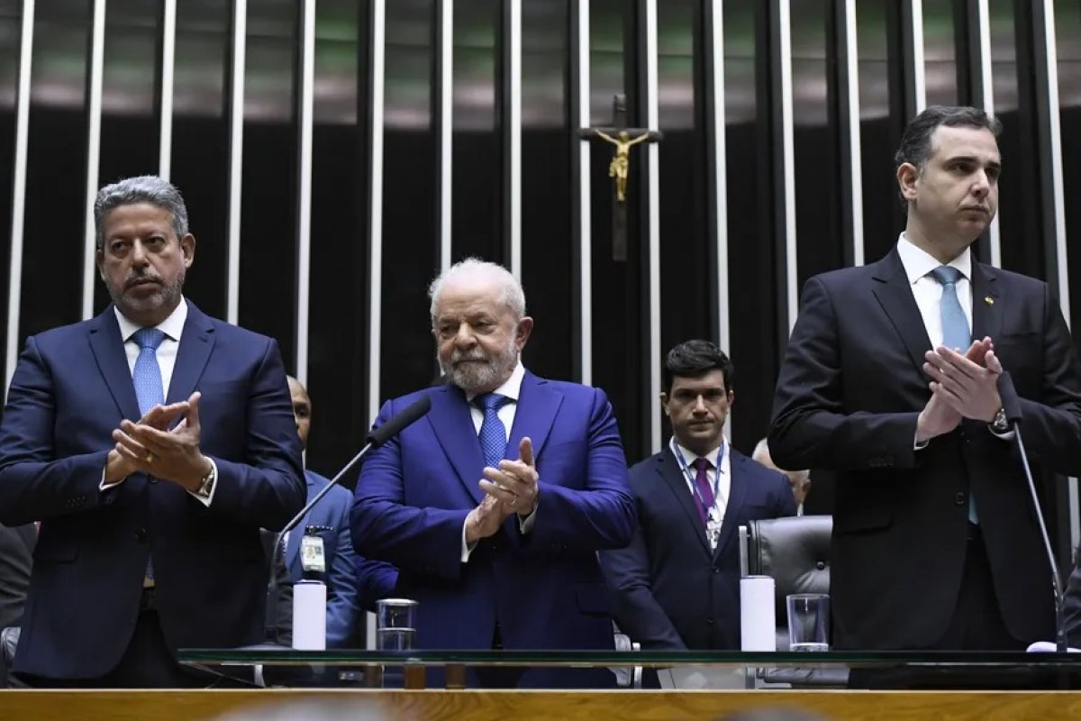 Dino intima Lula, Pacheco e Lira para explicarem suposto uso indevido de emendas de relator