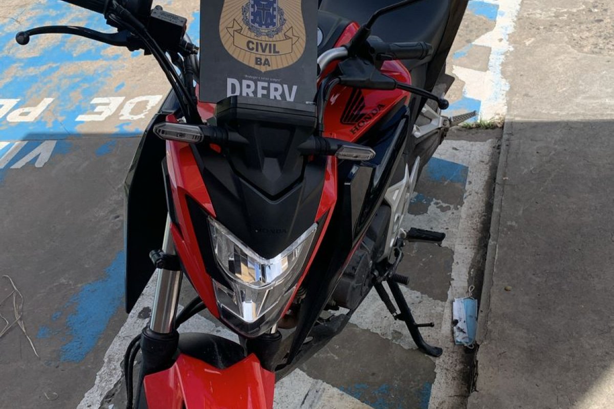 Mulher é presa com moto roubada no Alto do Cabrito