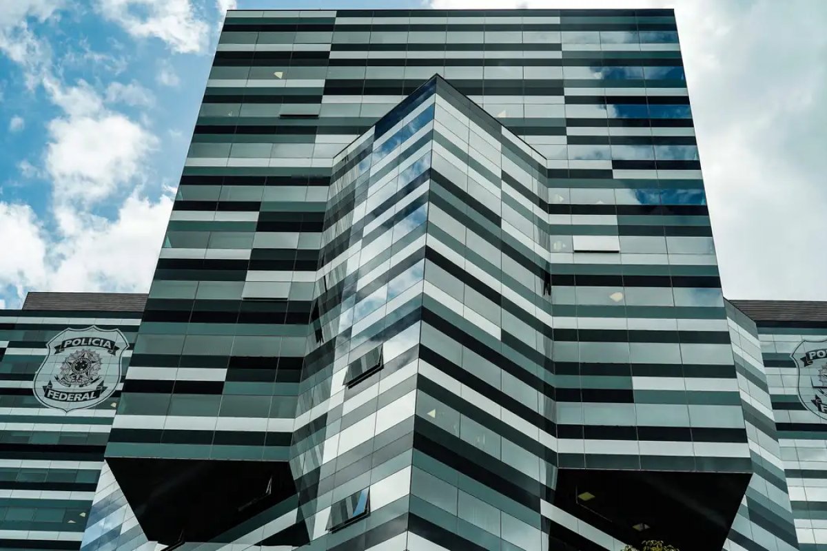 PF diz que perfis bloqueados por Moraes continuam realizando lives