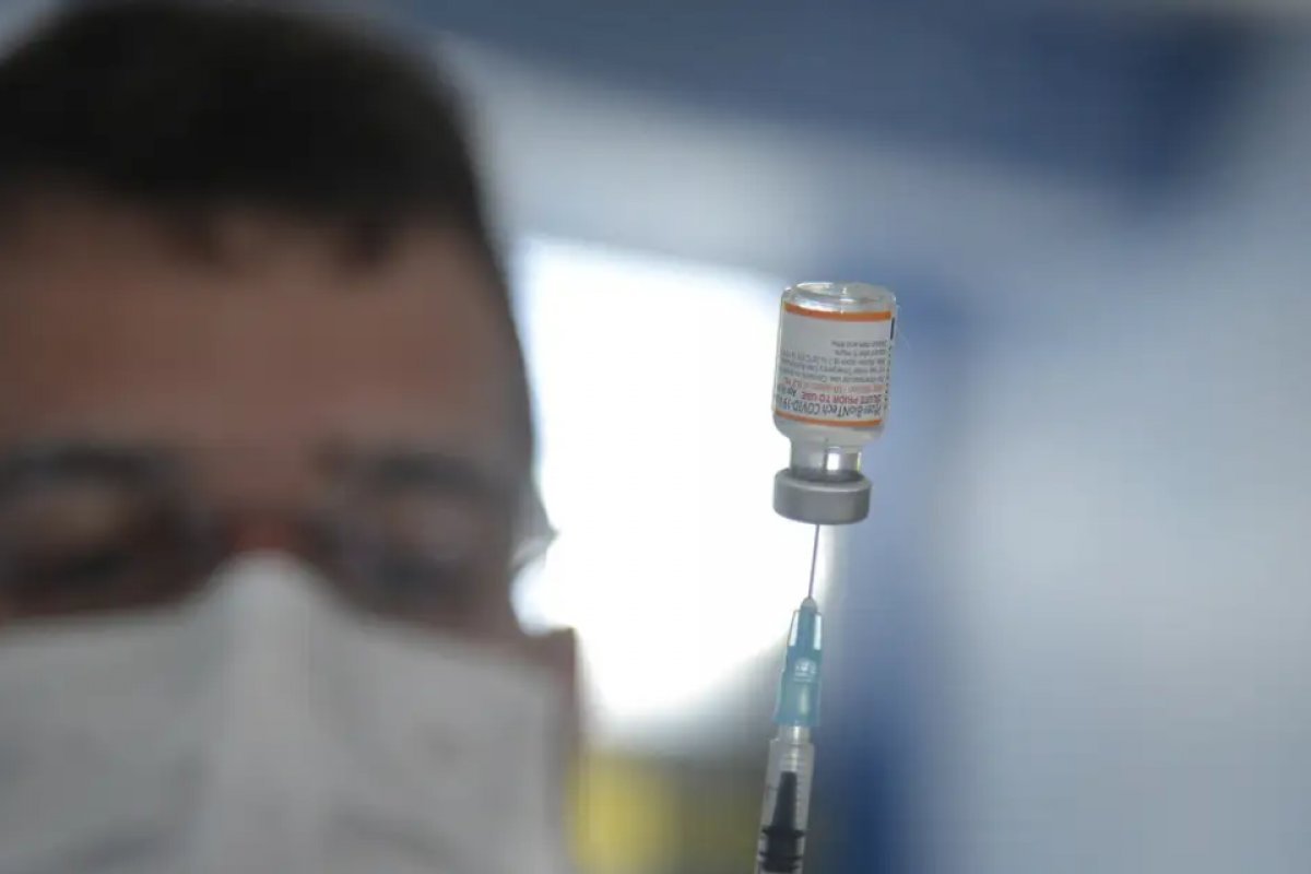 Proteção contra Covid fica vuInerável sem reforço da vacina, dizem especialistas
