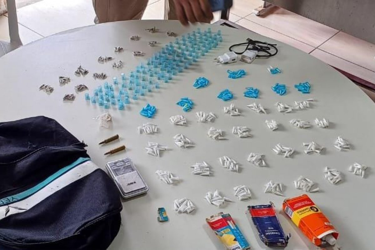 Polícia apreende drogas, munições e motocicletas em Simões Filho