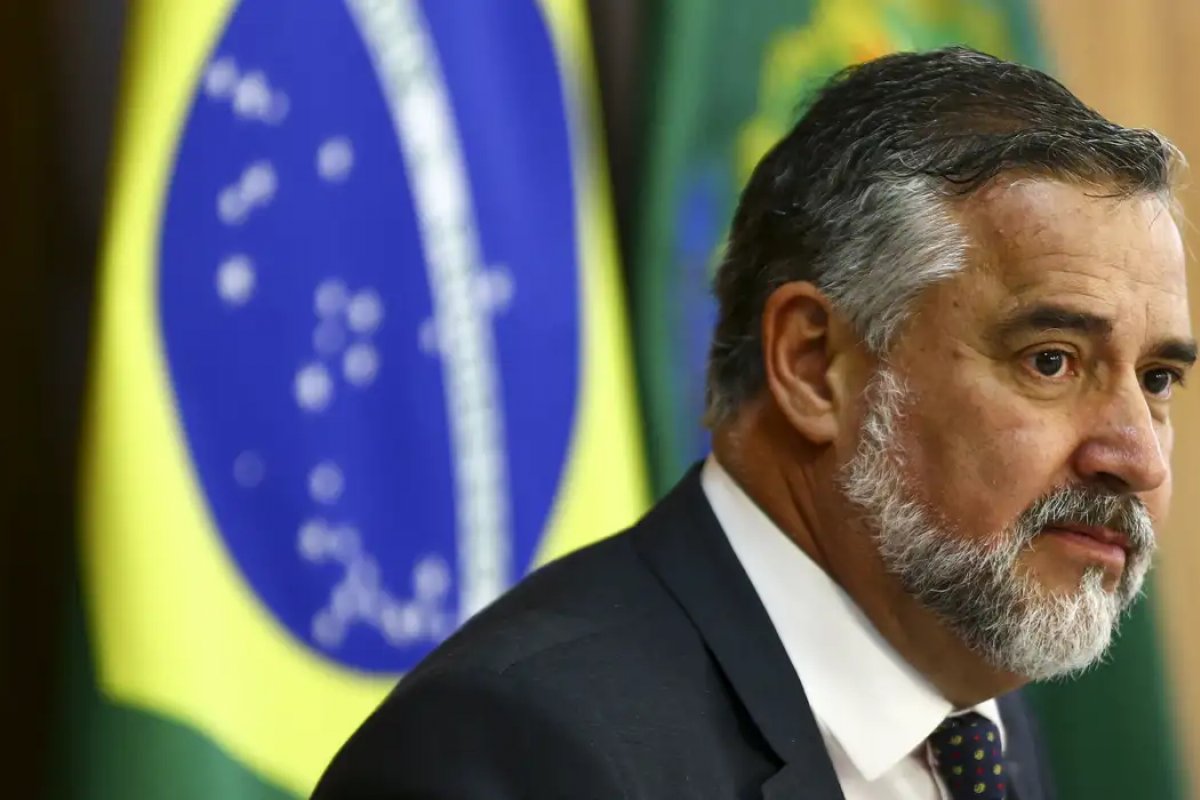 Ministro de Lula faz ironia ao citar político que pregou golpe: “Quem é?”