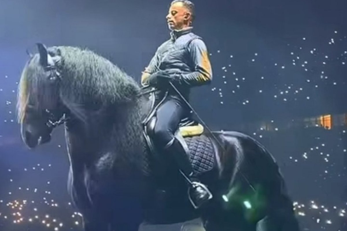 Gusttavo Lima leva cavalo ao palco de show!