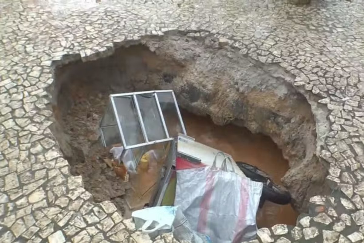 Barra e Graça têm fornecimento de água suspenso após tubulação romper na Avenida Centenário