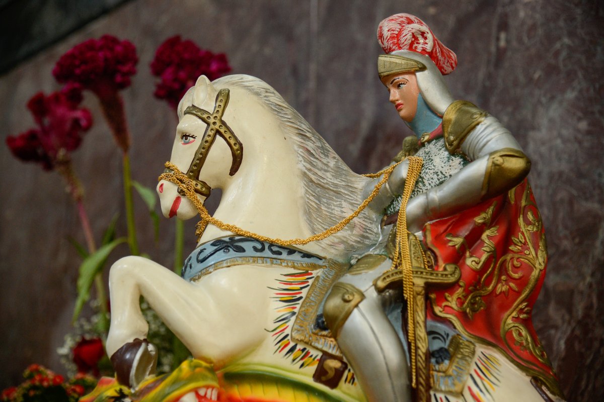 Devotos participam de Missas e procissões no dia de São Jorge