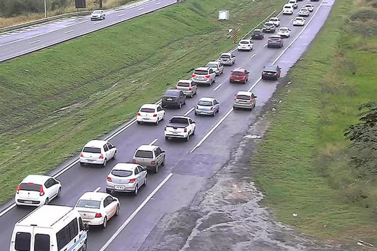 Trechos da BR-324 serão bloqueados para obra de expansão da rede elétrica, diz PRF