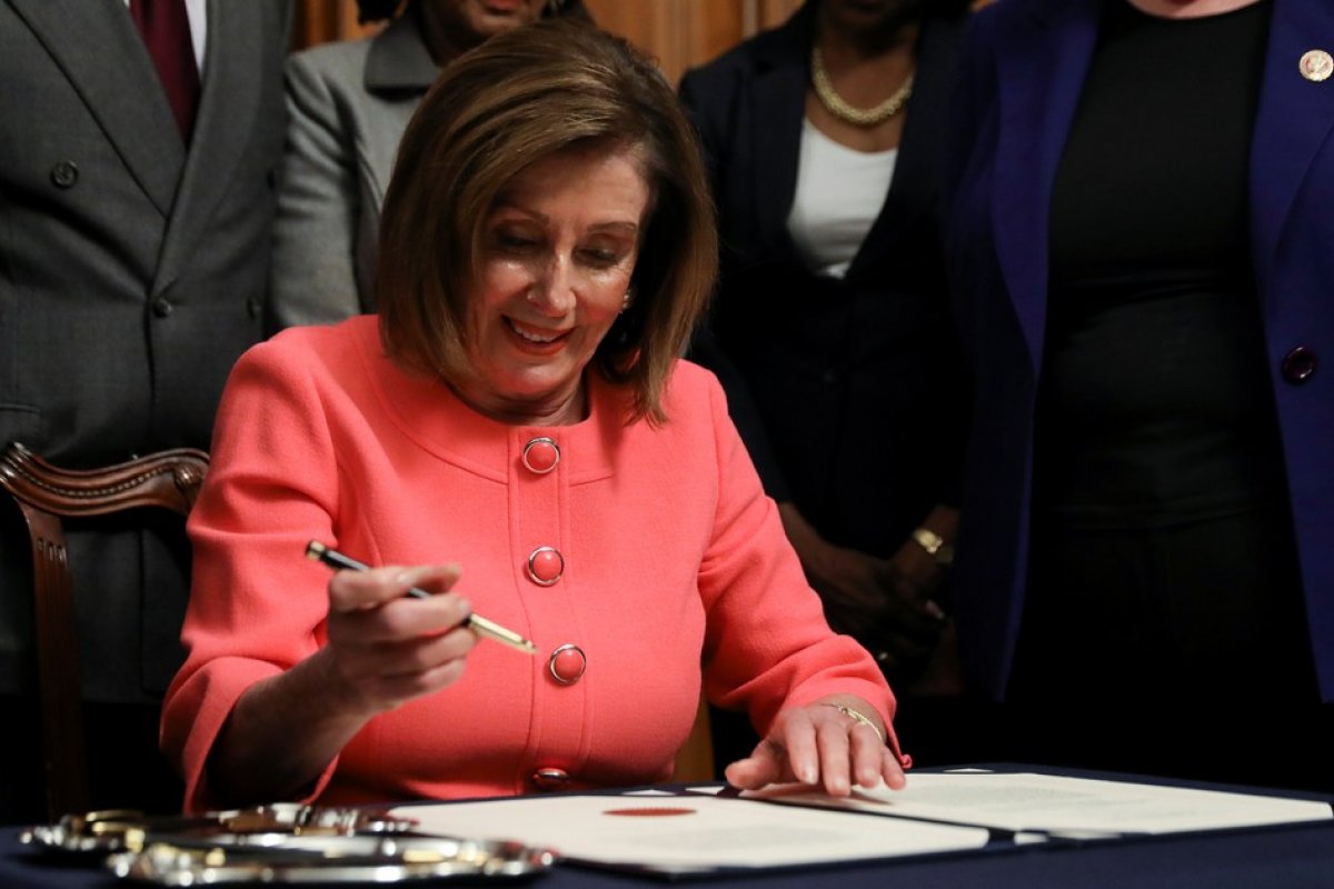 Senado dos EUA recebe acusações de impeachment contra o presidente Donald Trump