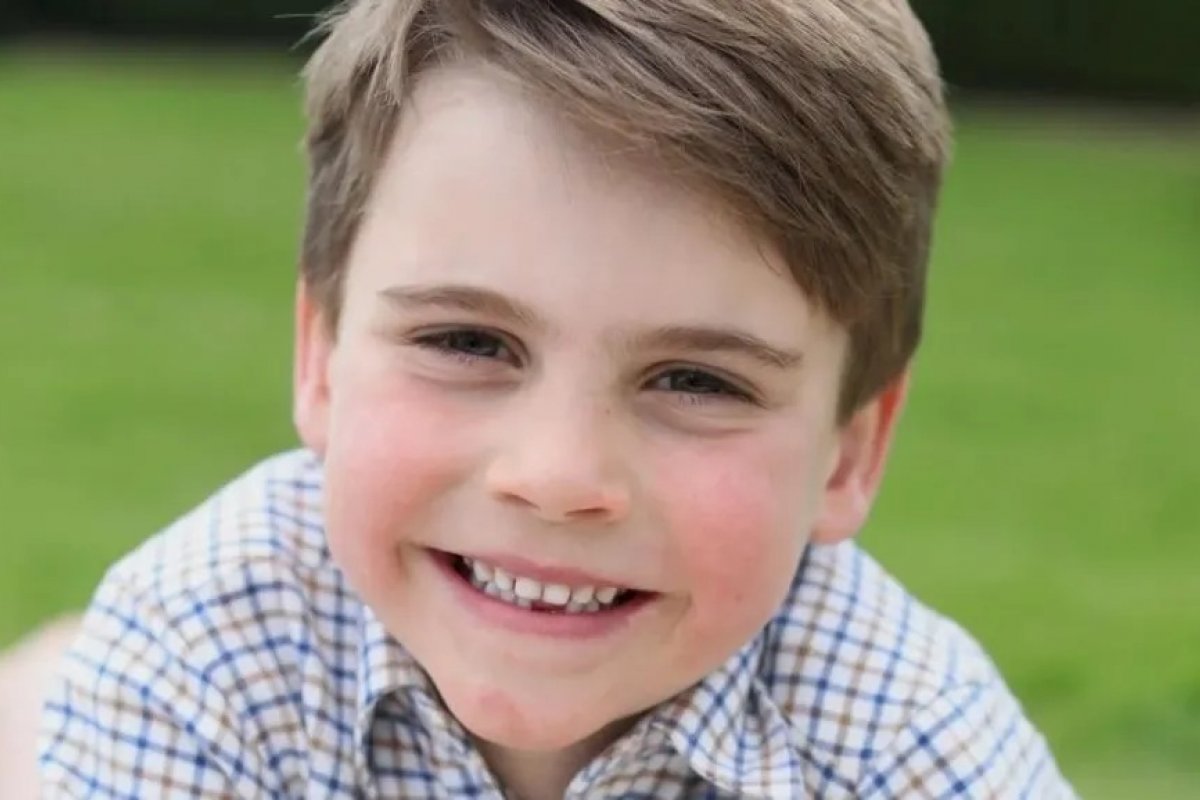 Príncipe Willian e Kate Middleton publicam foto inédita do príncipe Louis para comemorar aniversário de 6 anos