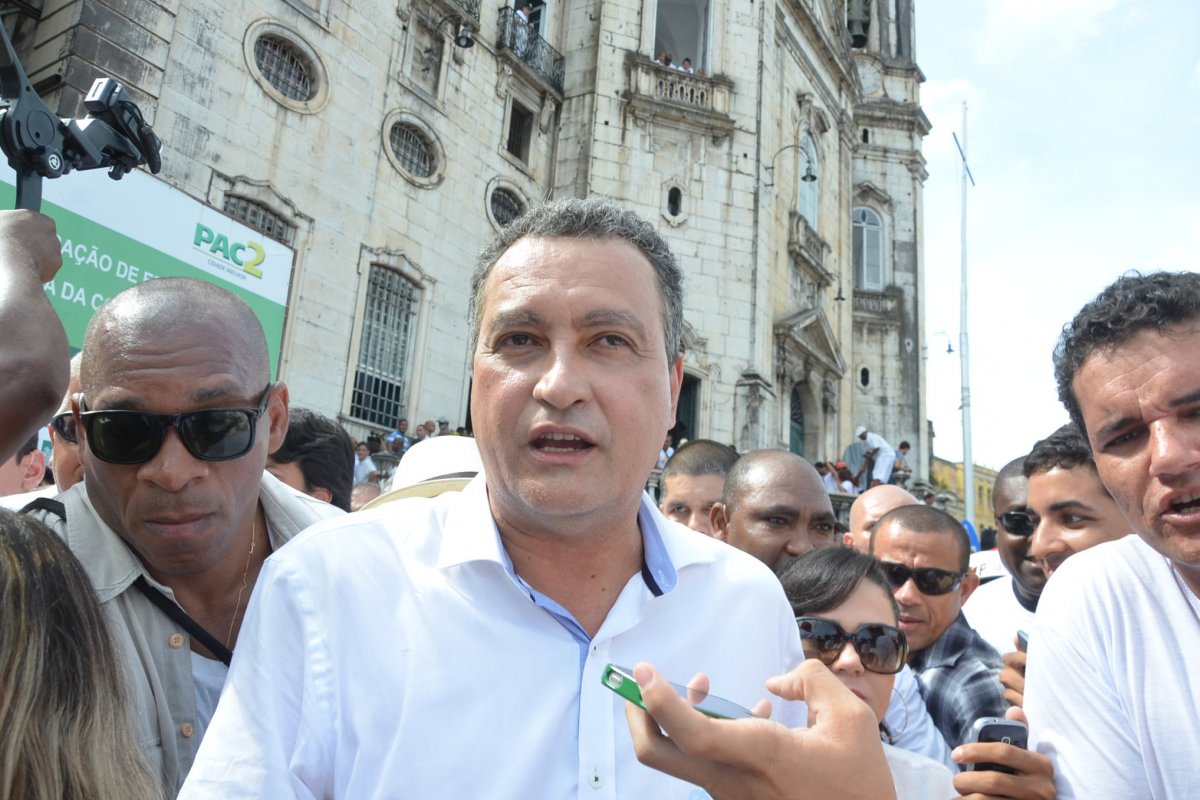 Rui Costa sanciona lei que aumenta os benefícios de diretores e vice-diretores