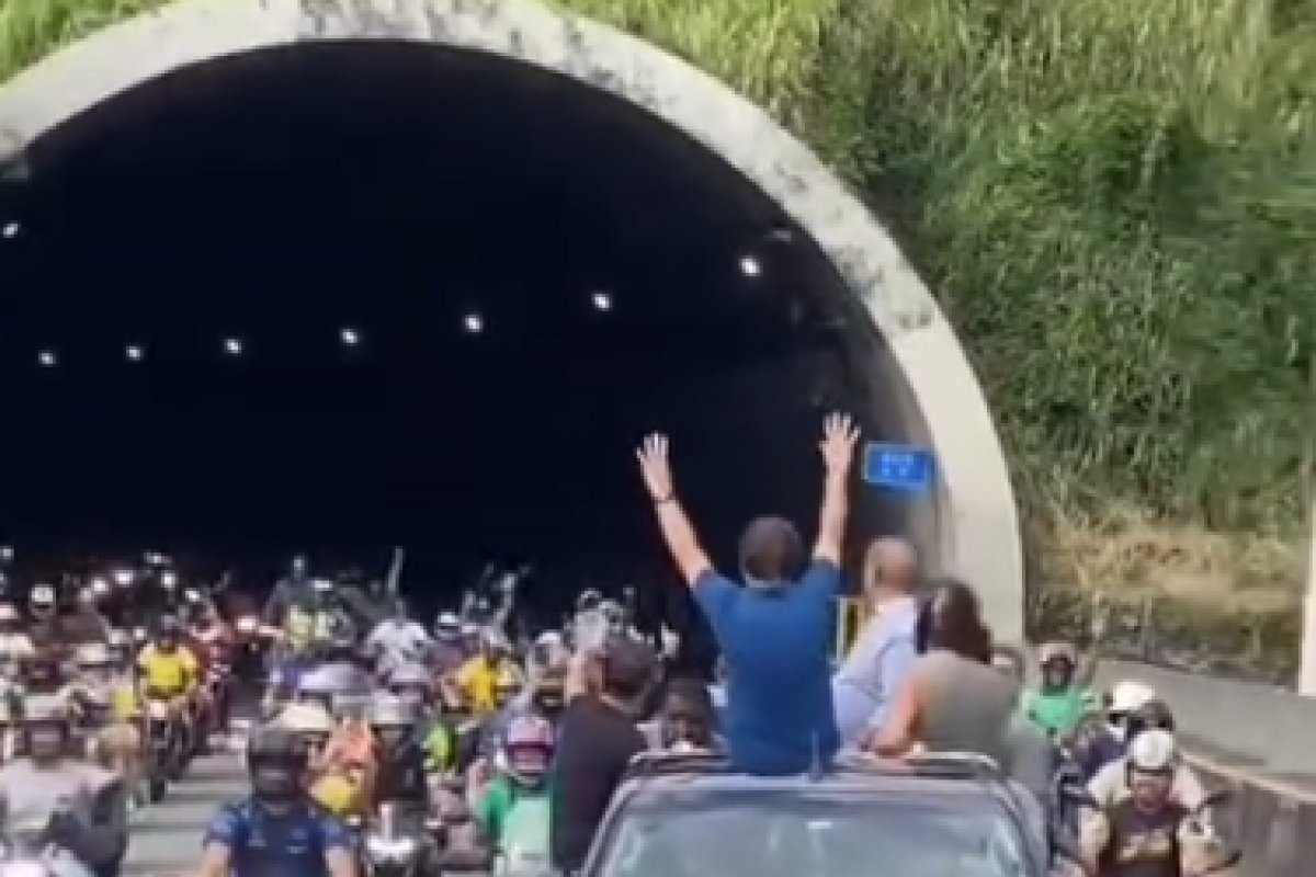 Vídeo: Bolsonaro desembarca em Florianópolis e é recebido com carreata por apoiadores
