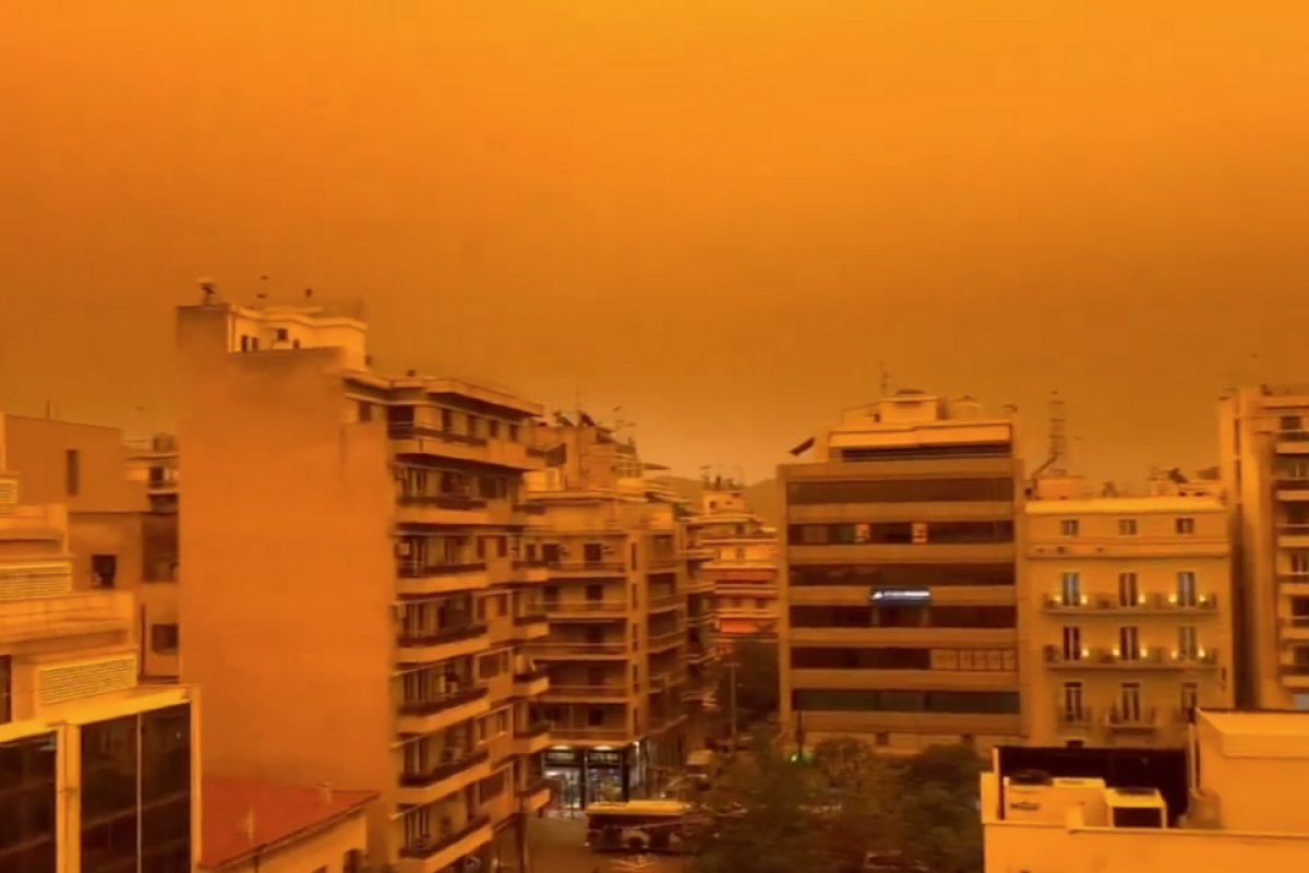 Vídeo: céu em Atenas fica laranja após poeira de areia do deserto do Saara