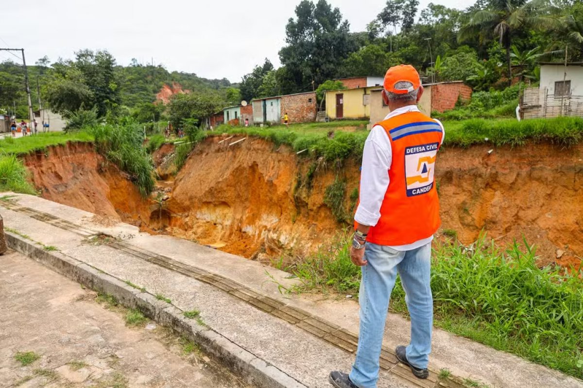 Mais de 40 casas são interditadas após erosão atingir rua em Candeias
