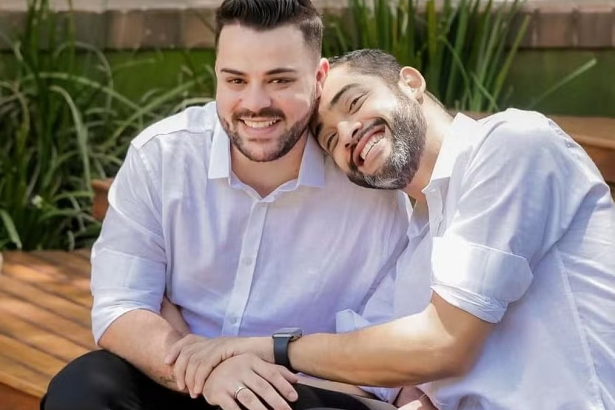 Casal gay denuncia ateliê que se recusou a fazer 'convites homossexuais' de casamento