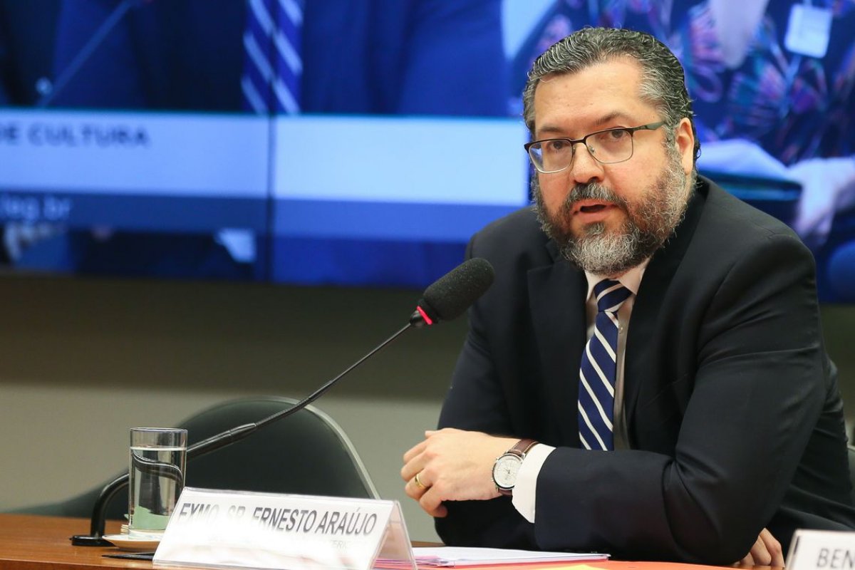 Ernesto Araujo usa o Twitter pra anuncia suspensão do Brasil da Celac