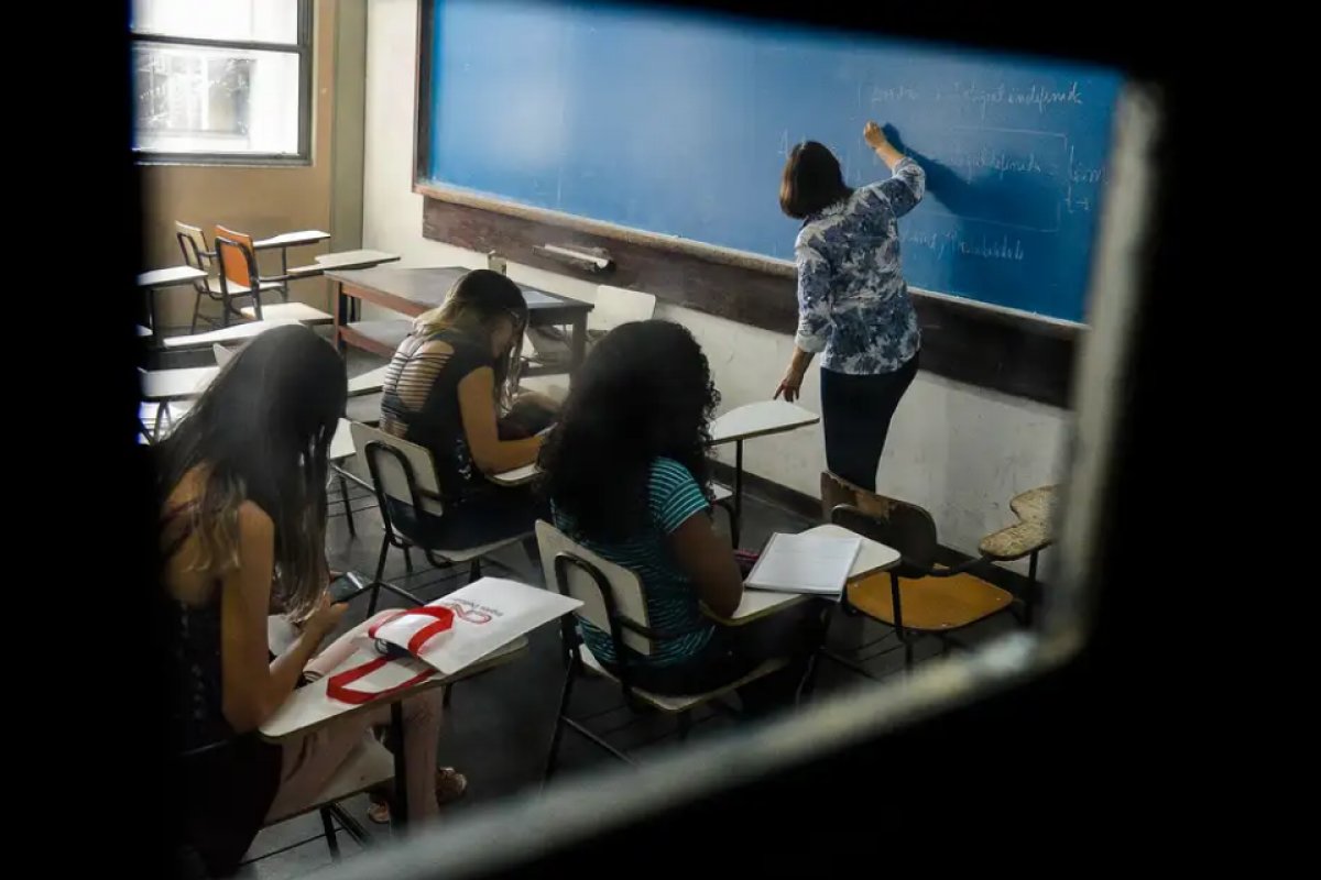 Em 10 anos, escolas estaduais do país perderam um terço dos professores efetivos