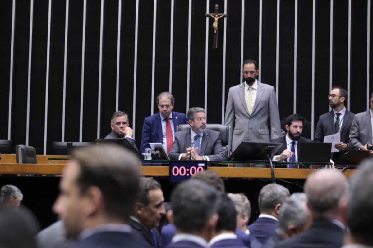 Câmara aprova Lei Taylor Swift, projeto que amplia punições a cambistas