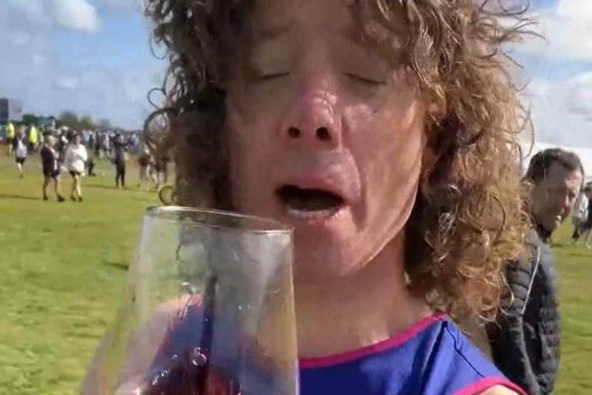 Homem bebe 25 taças de vinho durante maratona na Inglaterra