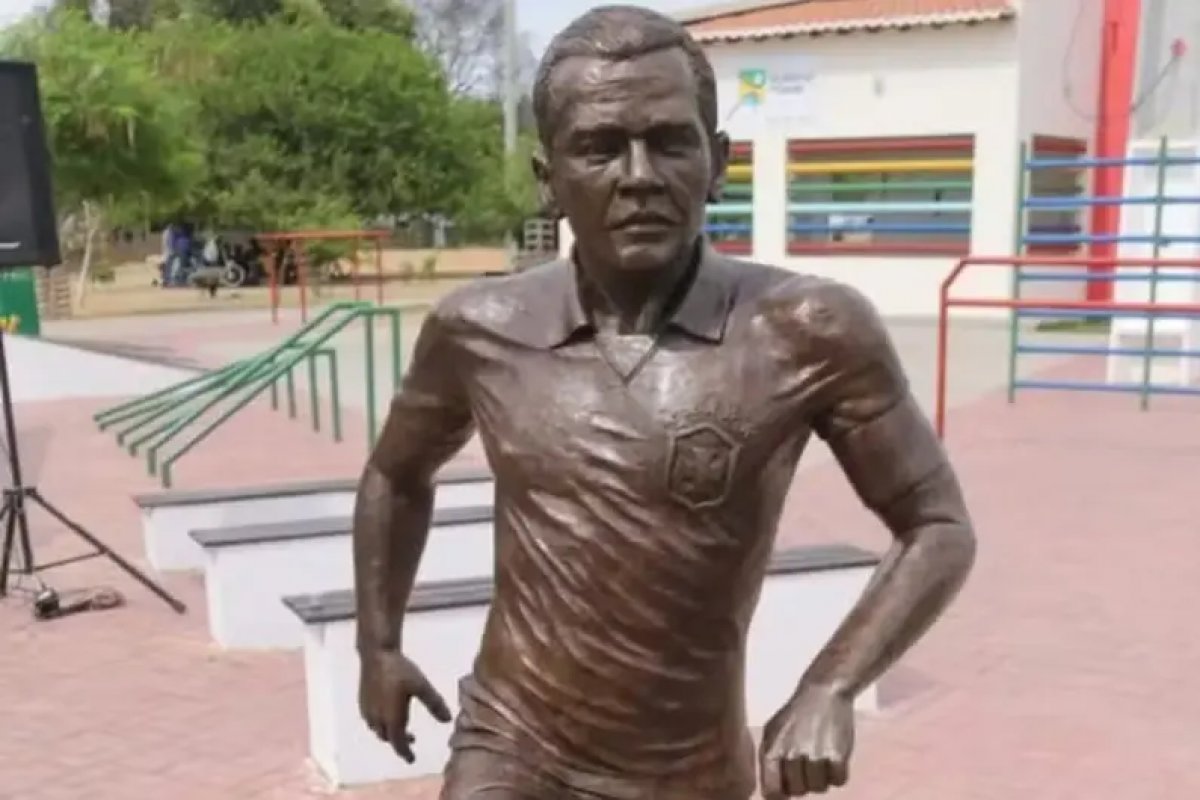 MP-BA recomenda retirada de estátua de Daniel Alves em Juazeiro; Prefeitura retirará objeto