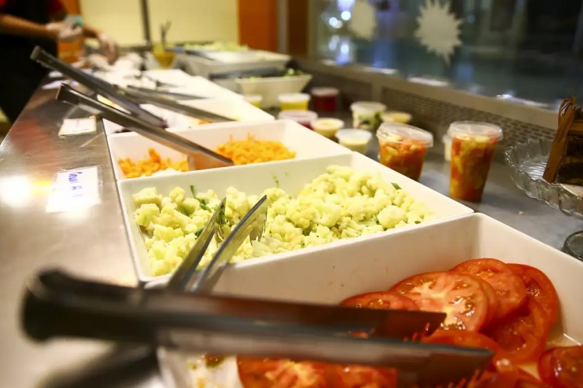 Governo Lula fecha acordo para reajustar auxílio-alimentação de servidores em 52%