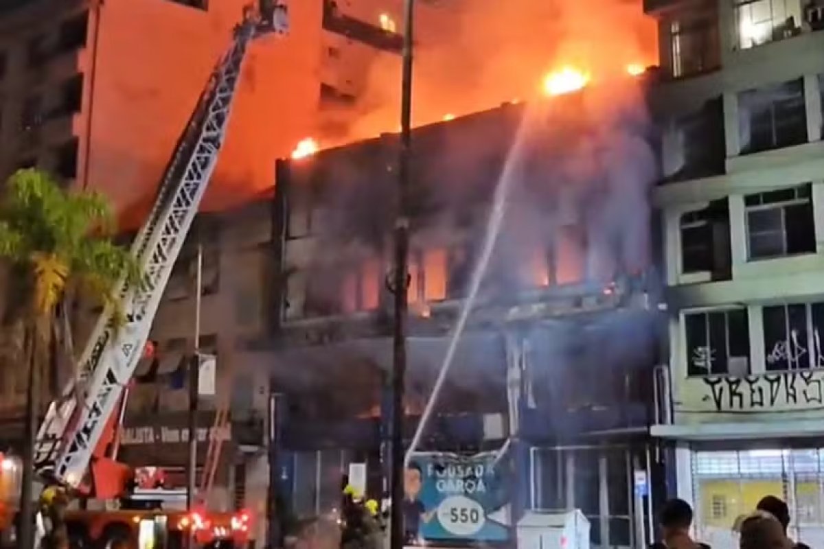 Incêndio em pousada deixa dez mortos e sete feridos em Porto Alegre