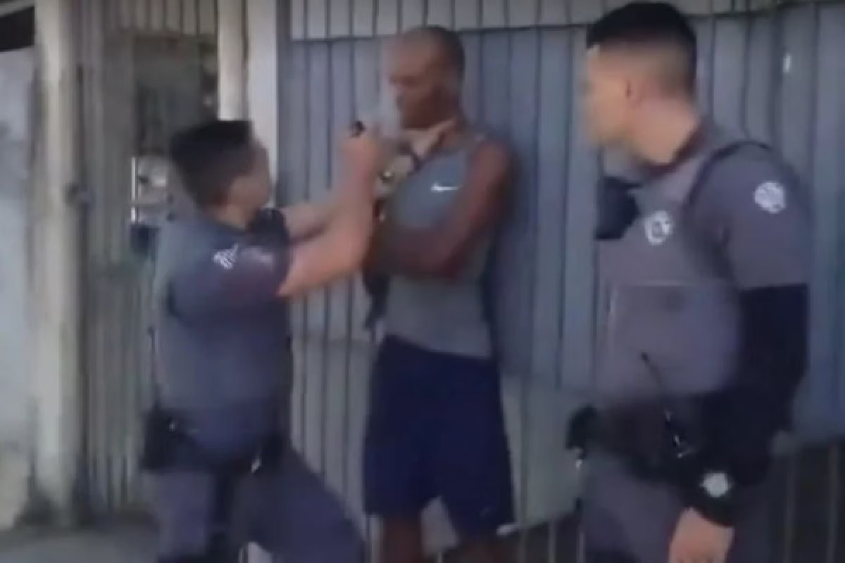 Vídeo: PM joga spray de pimenta no rosto de homem negro durante abordagem