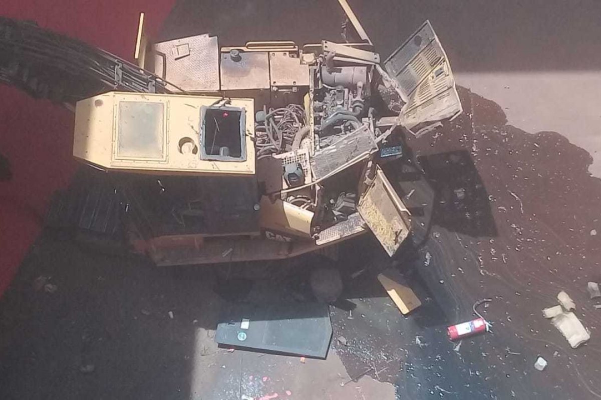 Grua cai ao ser içada para dentro de navio