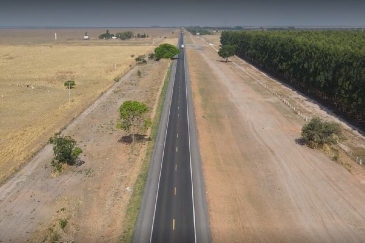 Micro-ônibus e caminhonete se chocam, deixando 20 feridos em rodovia na Bahia