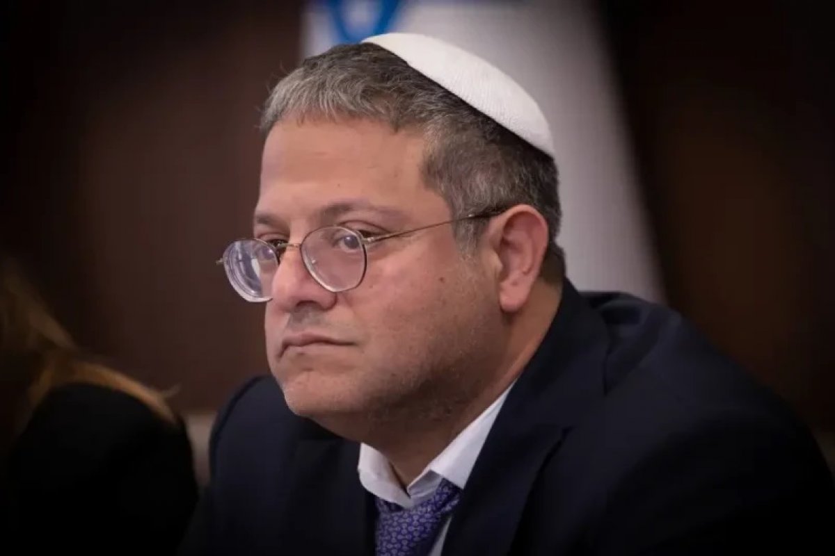 Ministro extremista de Israel capota carro e é hospitalizado