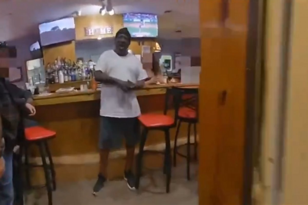 Vídeo: Homem negro morre após ser detido e algemado pela polícia nos EUA