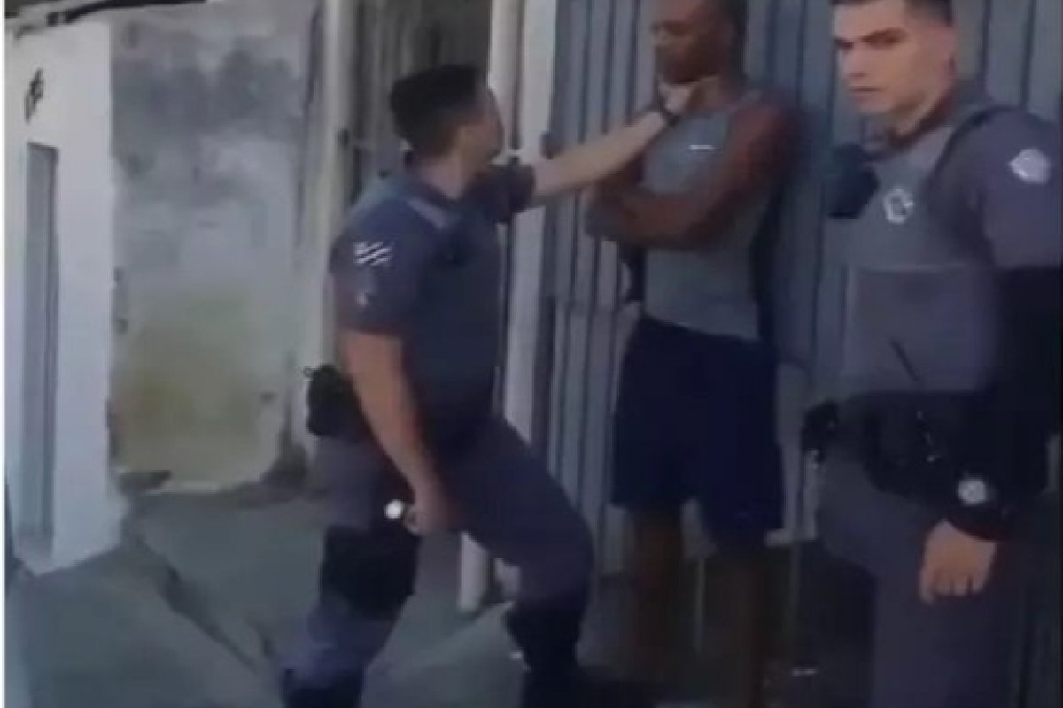 PM afasta policiais que borrifaram spray de pimenta em rosto de homem negro imobilizado