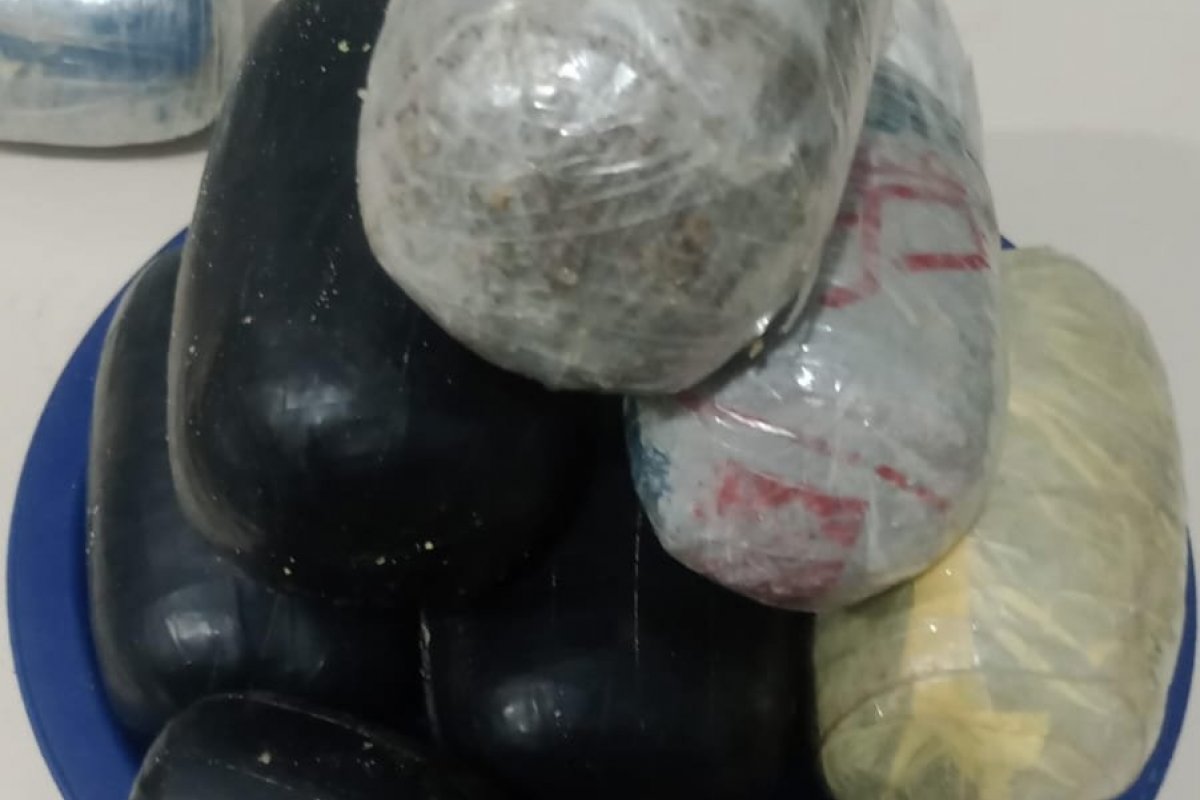 Celulares e drogas são apreendidos em celas da penitenciária Lemos Brito em Salvador