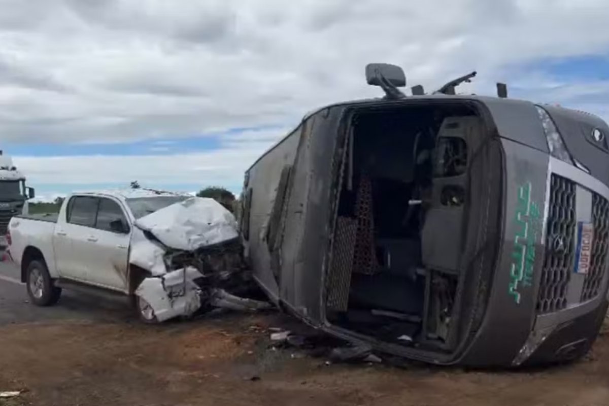 Duas das 20 vítimas do acidente com micro-ônibus no oeste da Bahia morrem em hospital