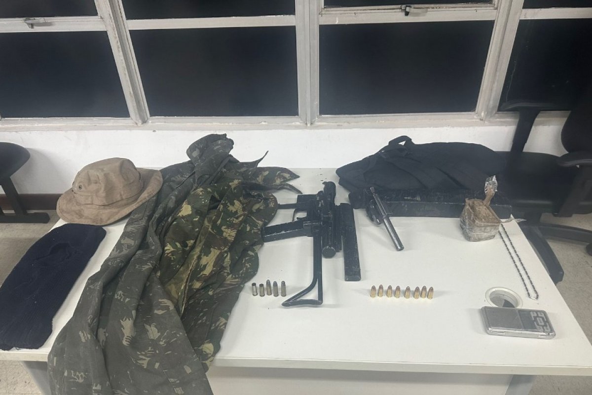 Armas e drogas são apreendidas pela PM em bairro de Salvador