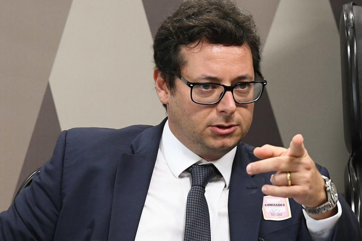 Chefe da Secom é pressionado a tirar empresário