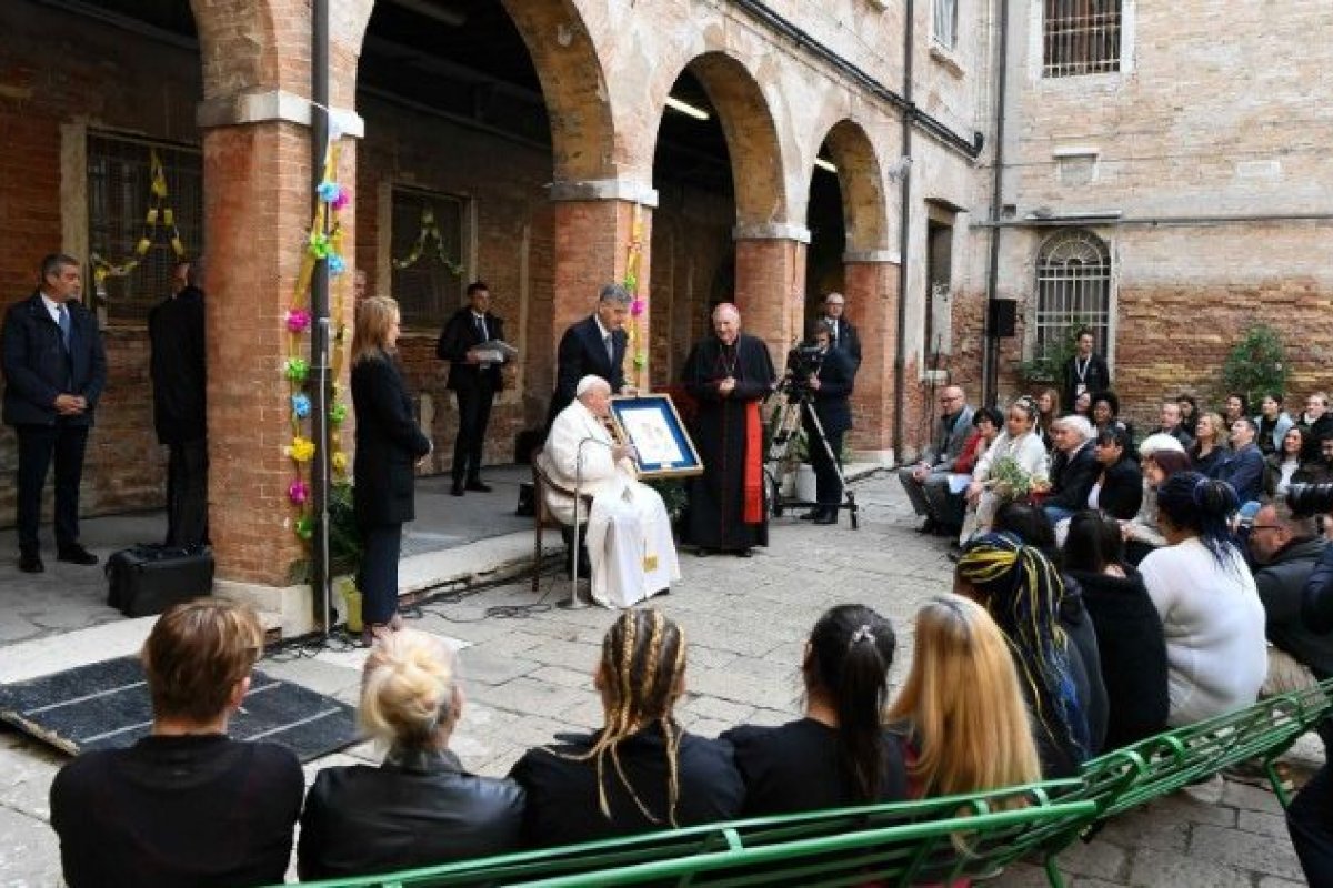 Papa Francisco visita prisioneiras e artistas de Veneza neste domingo (28)