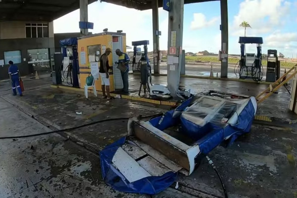 Cinco pessoas ficam feridas após carro bater e arrancar bomba de posto de combustíveis na orla de Salvador