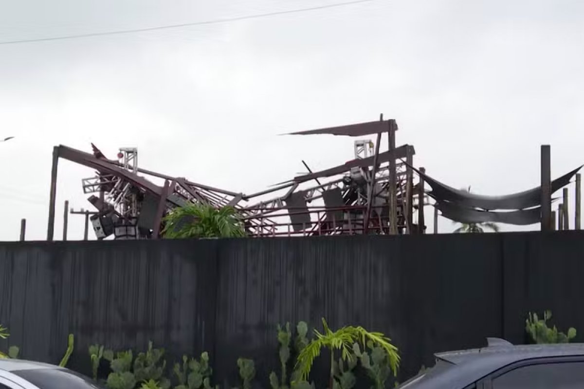 Estrutura de madeira de casa de shows desaba e deixa feridos em João Pessoa