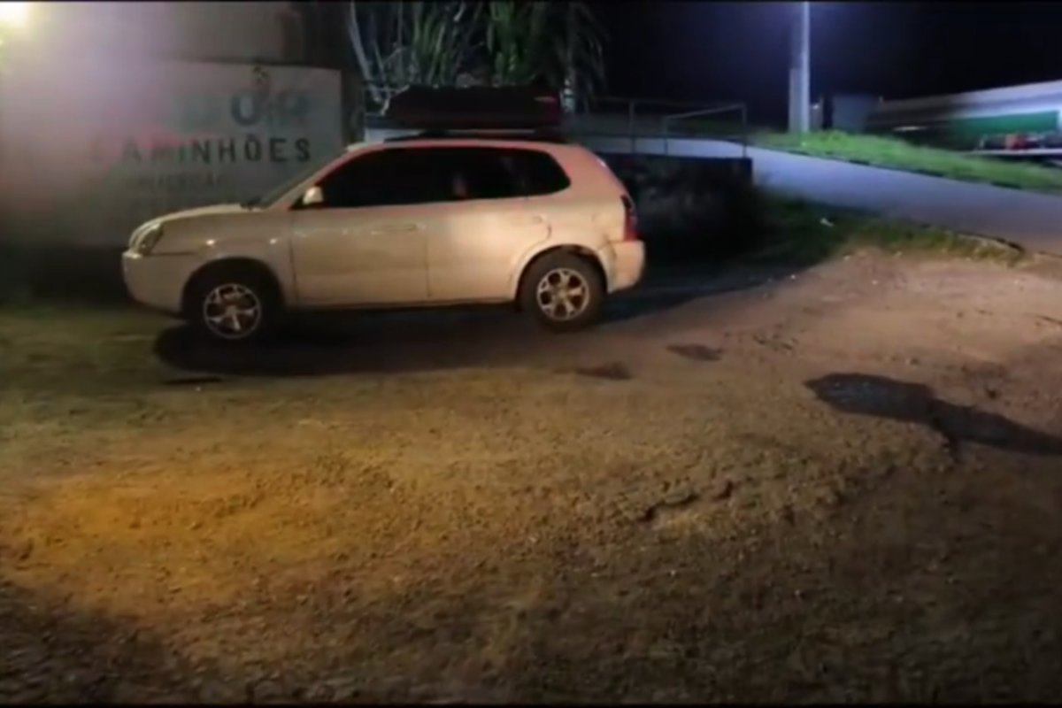 Casal é achado morto dentro de carro e causa pode ter sido intoxicação por gás