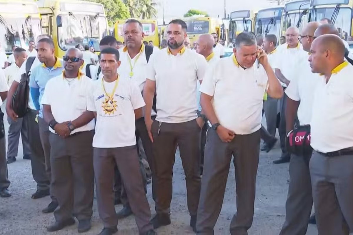 Rodoviários atrasam saídas de ônibus em duas garagens de Salvador