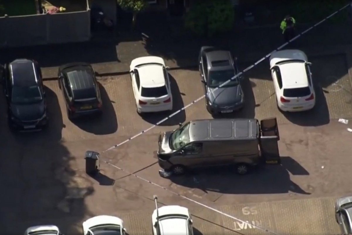 Homem é preso após golpear pessoas com espada nas ruas de Londres