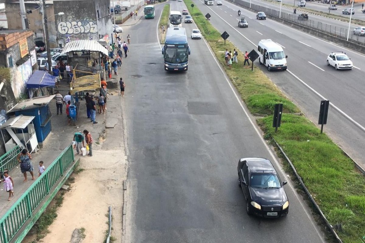 Dois homens invadem ônibus e assalta passageiros na BR-324