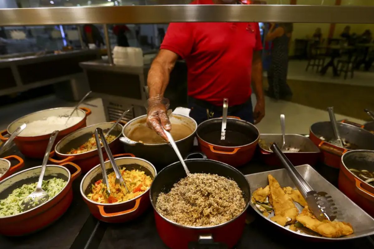 Governo oficializa aumento de auxílio-alimentação dos servidores para R$ 1.000