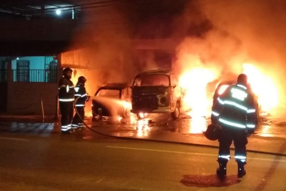 Incêndio destrói carros em Campinas de Pirajá