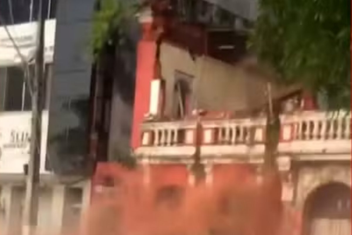 Vídeo: Fachada de casarão desaba no Centro Histórico de Ilhéus
