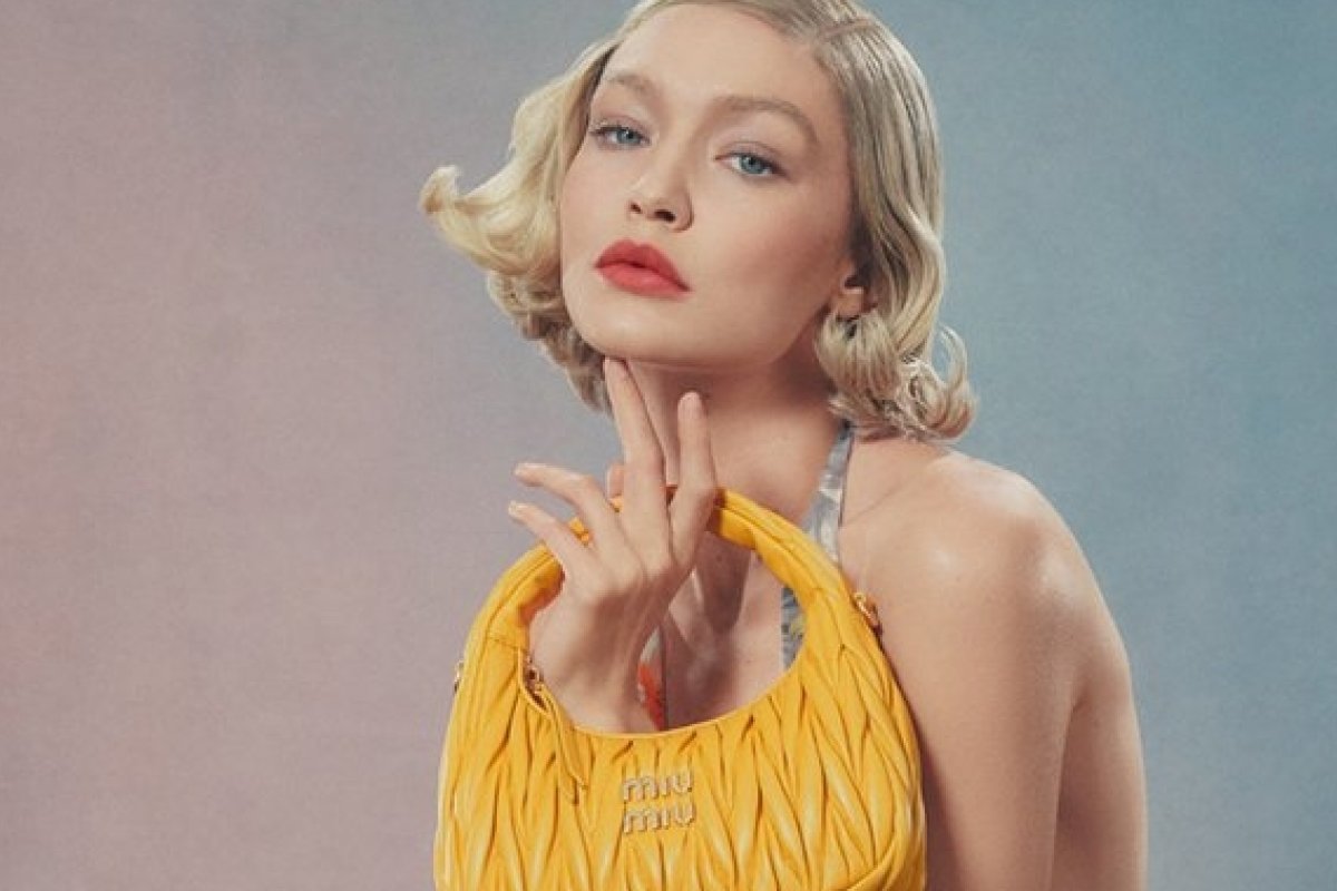 Gigi Hadid estrela nova campanha de bolsas da Miu Miu!
