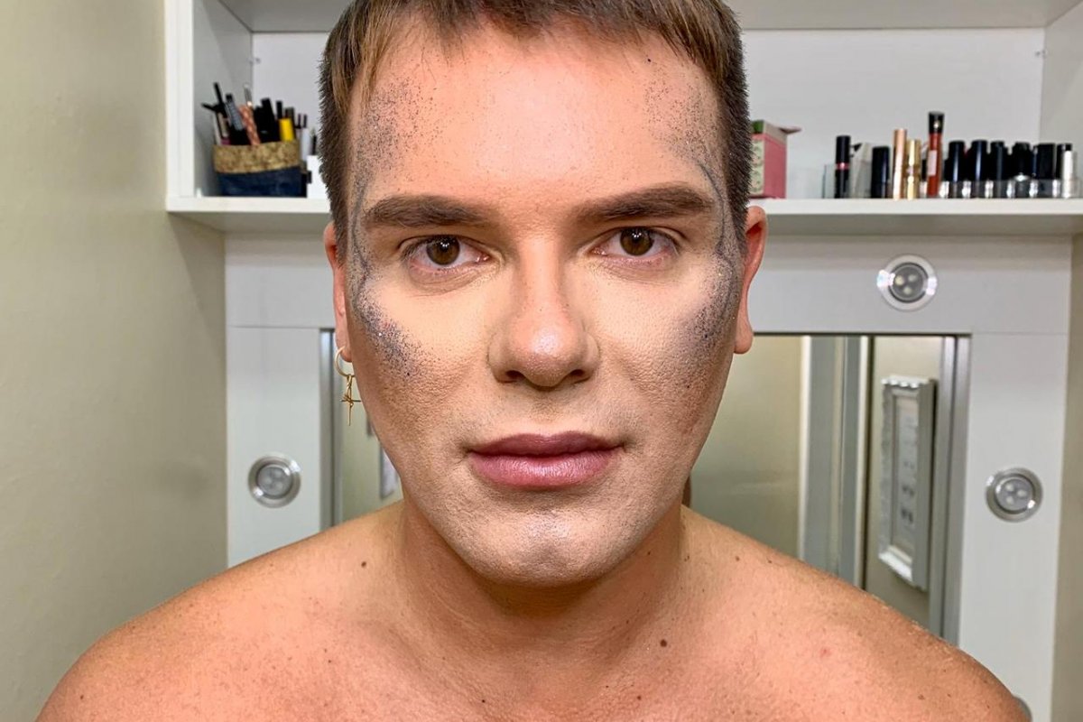 Fashionista brasileiro dá dicas de make bapho para homens no Carnaval