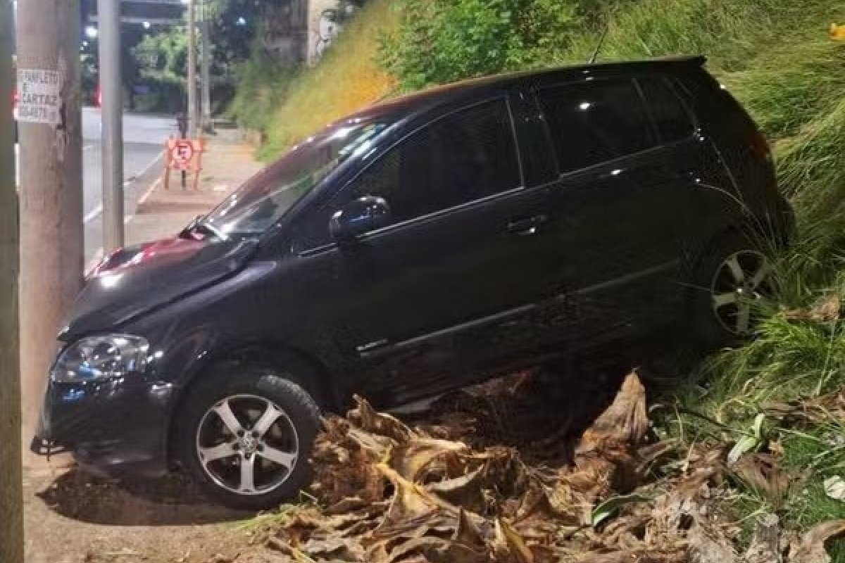 Mulher é atropelada por carro sem motorista em avenida de BH