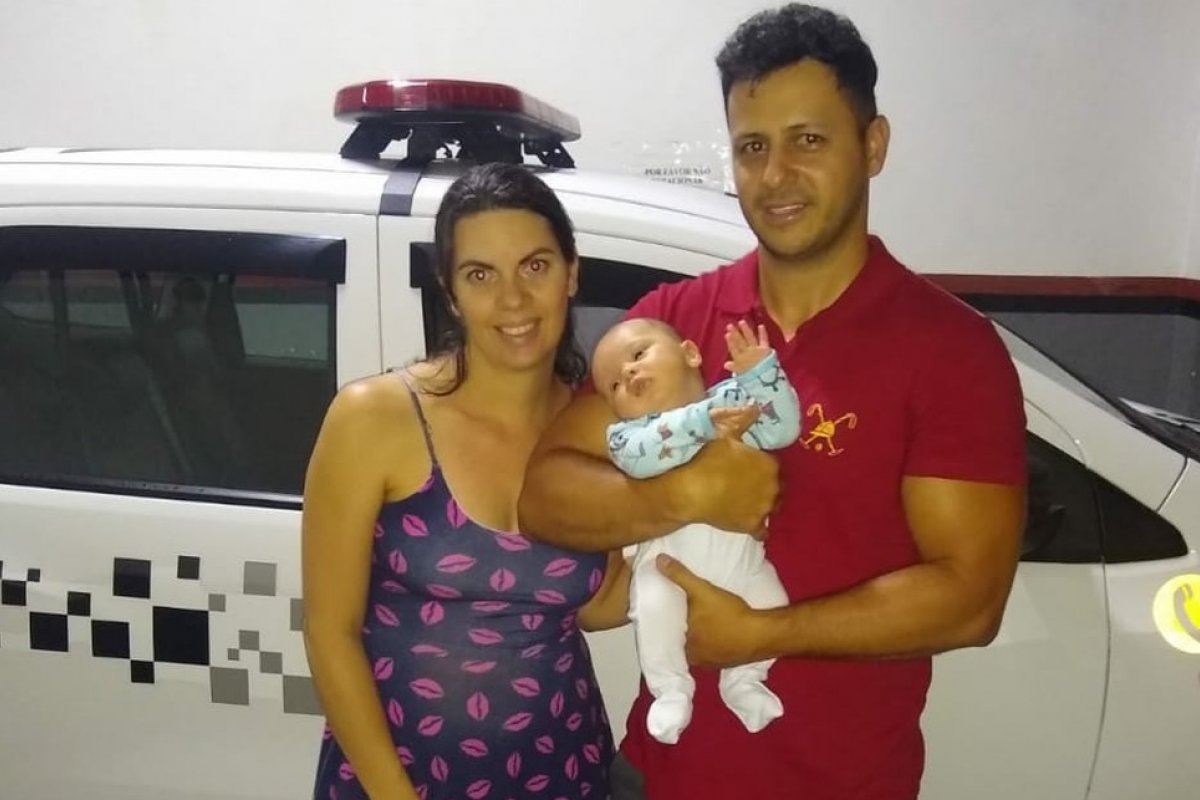 Bebê é salvo por PMs após engasgar com leite materno